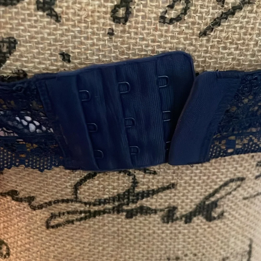 Victoria’s Secret xL/XXL HIGH NECK BRALETTE - Picture 3 of 5